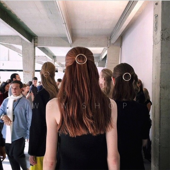 CLEARANCE!!!! Large Circle Hair Clip (Silver) - Picture 2 of 6